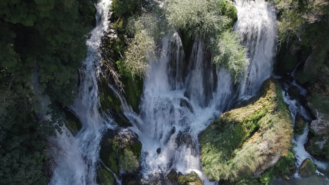 hermosa cascada kravica inclinación aérea hacia arriba establecedor, medio ambiente de la naturaleza