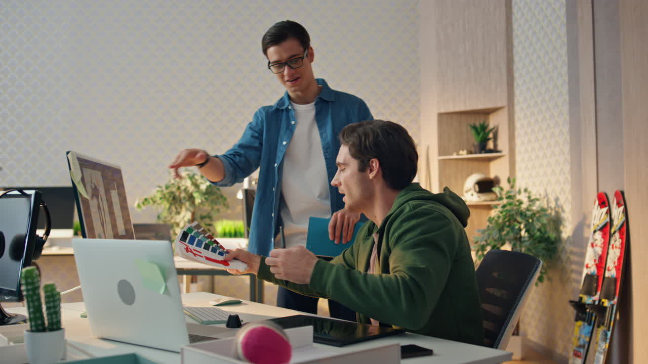 colegas sonrientes trabajando en la computadora en la oficina. gafas hombre dando consejos