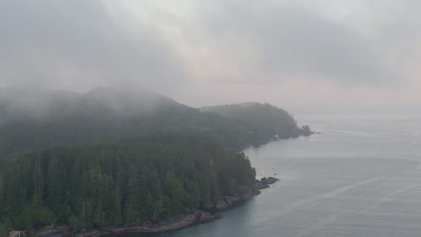 Vista-Aérea-De-Un-Pequeño-Pueblo-Aislado-En-La-Costa-Del-Océano-Pacífico-Durante-Un-Amanecer-De-Verano-Nublado