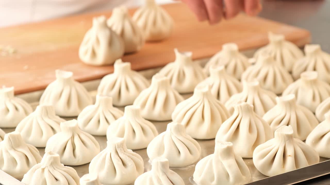 조지아의 요리: 칼리 금속 배경: 요리사는 칼리를 준비합니다. 부:  뷰: 생 고기 반죽 요리: 익히지 않은. 거리 음식 부스 판매: 중국 특산품: 증기