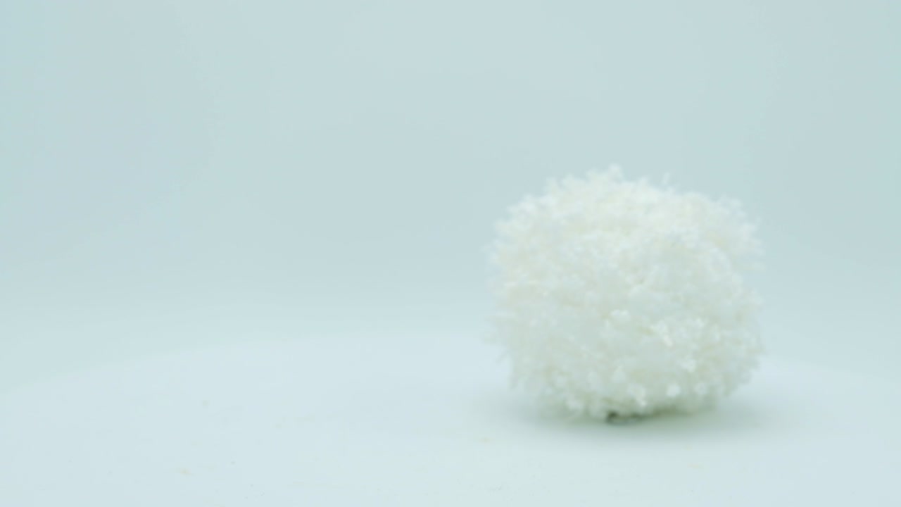 바탕에 회전하는 크리스마스  은 공.