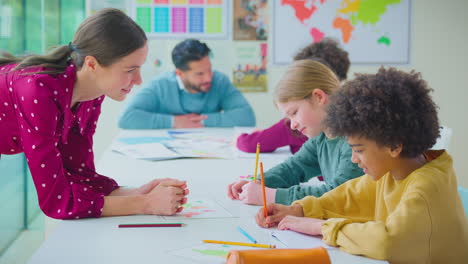 grupo de estudiantes multiculturales levantando las manos para responder a una pregunta en la lección en el aula
