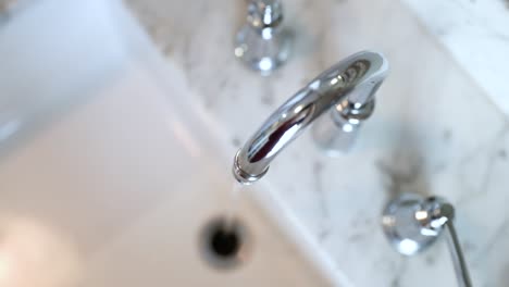 vista de arriba hacia abajo del agua corriente del fregadero en cámara lenta