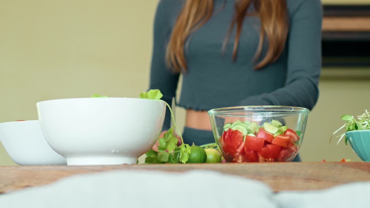 mulher preparando uma salada