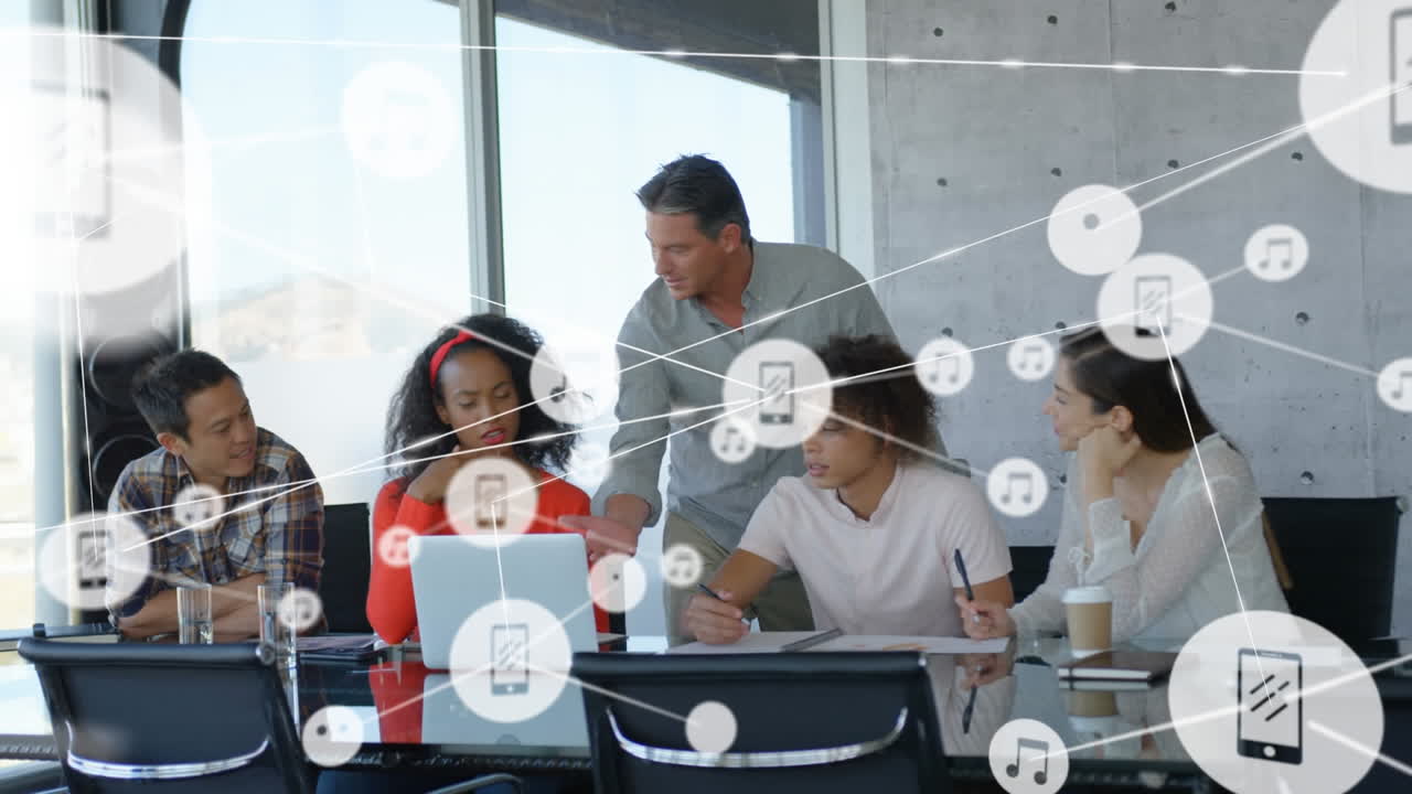 animación de una red de iconos digitales sobre diversos colegas discutiendo juntos en la oficina
