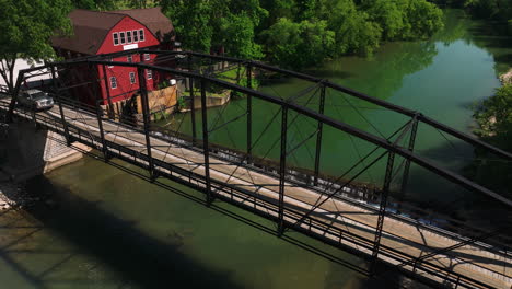 Auto-Fährt-über-War-Eagle-Creek,-Friedliche-Naturszene