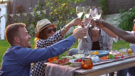 Eine-Gruppe-Von-Freunden-Genießt-Ein-Picknick-Im-Garten