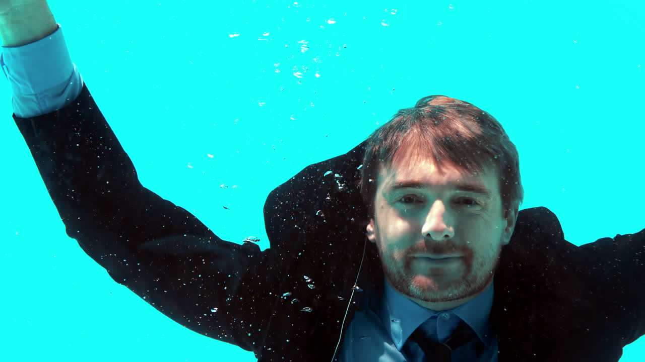 hombre de negocios bajo el agua