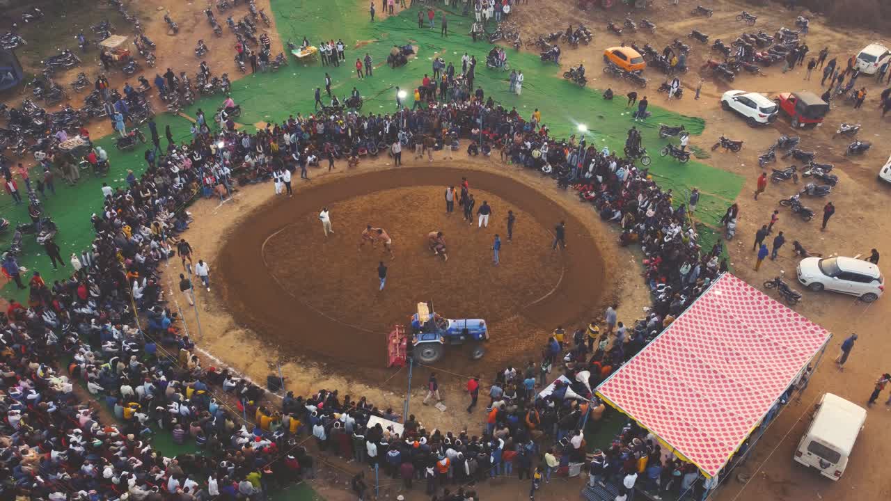 kushti 또는 인도 마을에서 레슬링을위한 경기장 또는 akhada의 공중 드론 샷