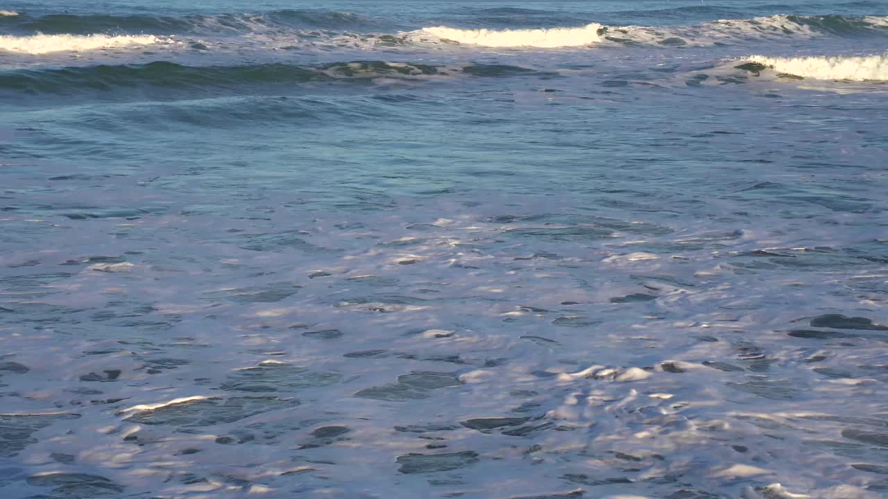 파도와 거품 충돌