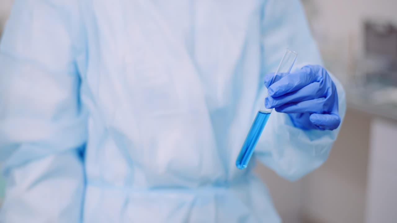 retrato de una científica analizando con una pipeta en el laboratorio