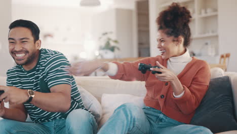 pareja, juegos y sofá con controlador