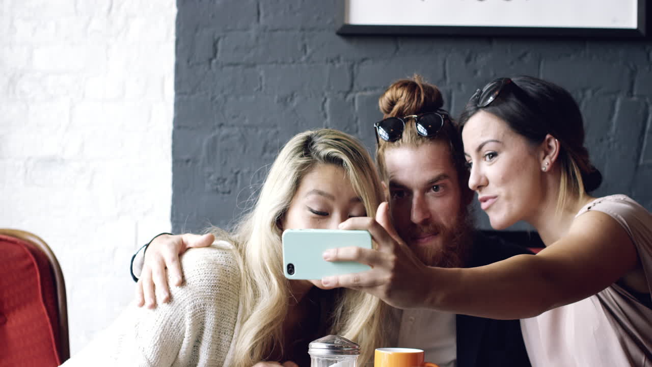 Fotografare cibo in un ristorante o bar per un blog di Instagram.