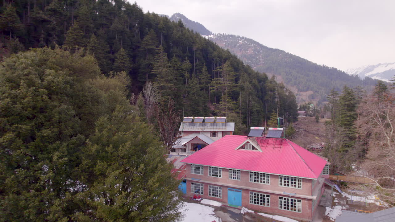 Odsłaniające się drzewa z ujęcia drona w ośnieżonych górach Himachal Pradesh w Indiach-1