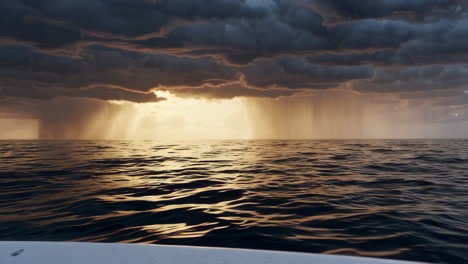dramático atardecer sobre un océano tormentoso