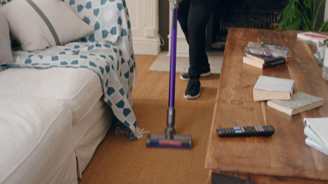 행복한 십대 소녀 집에서 춤을 추고 헤드폰을 착용하고 진공청소기를 사용하고 재미있는 춤을 추고 음악을 듣고 집을 청소하고 주말에 집안일을 즐기고 무모한 라이프 스타일을 축하합니다.