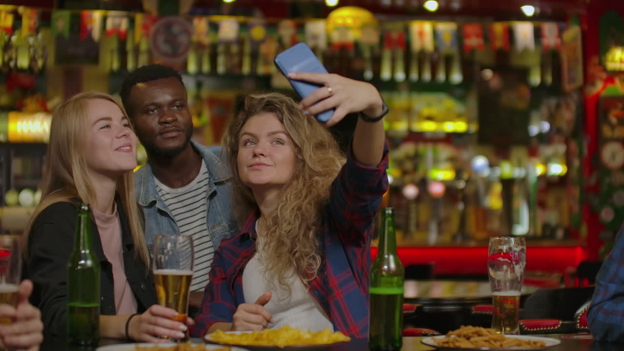 Amici felici che si fanno un selfie al ristorante o al bar.