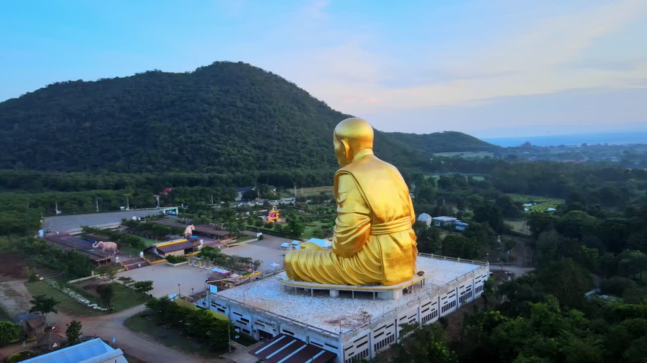 4k la imagen dorada de luang pu thuat, el monje más famoso y respetado de tailandia