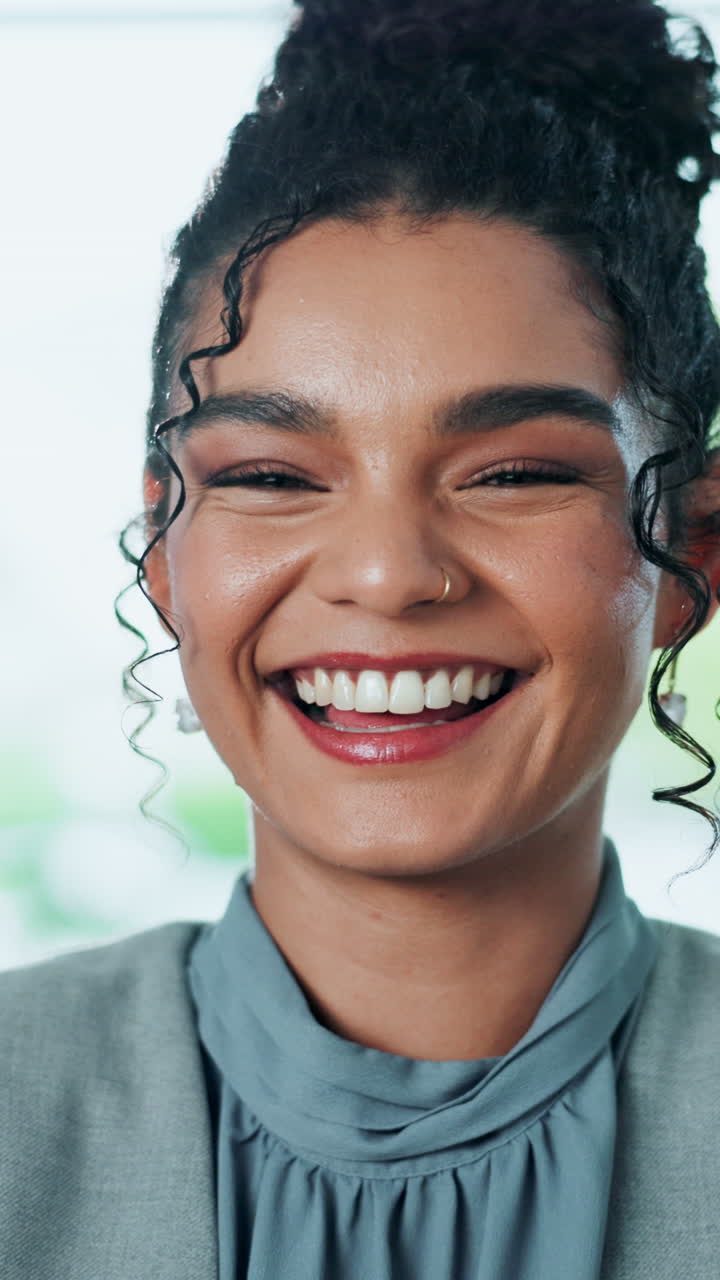 retrato en primer plano de una mujer sonriente con el cabello rizado