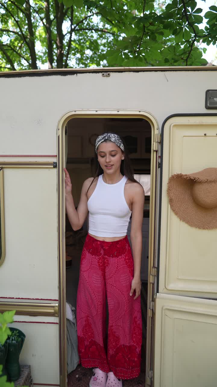 Ragazza adolescente in un camper