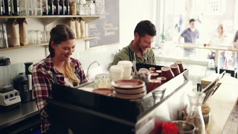 Wir-Arbeiten-Seite-An-Seite,-Um-Ihnen-Den-Besten-Kaffee-Zu-Bieten