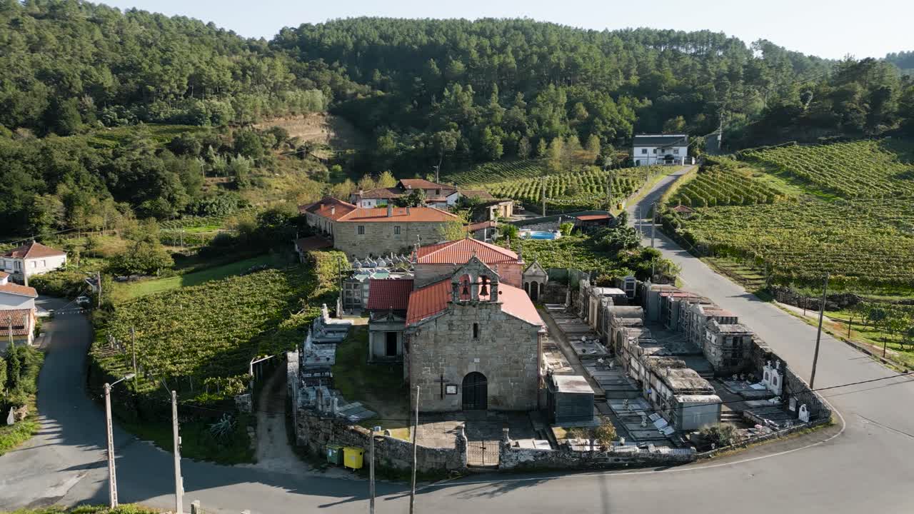Orbita aerea dell'Igrexa San Martino de Alongos in una curva della strada, Toen Ourense Galizia Spagna