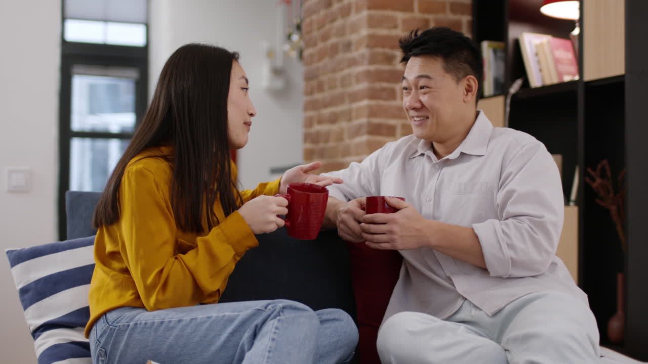 커플 이 집 에서 커피 를 마시고 있다