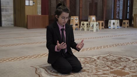 Boy-praying-in-mosque