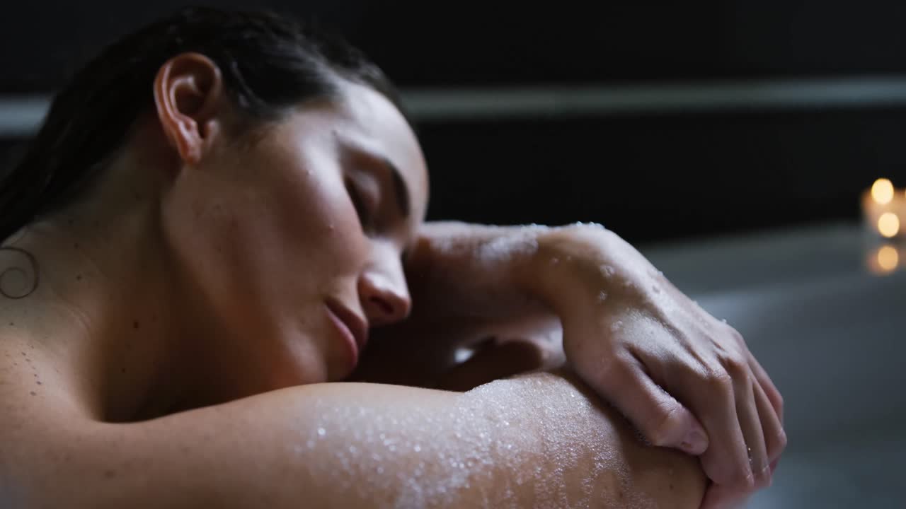 쉬는 시간을 즐기는 젊은 여성