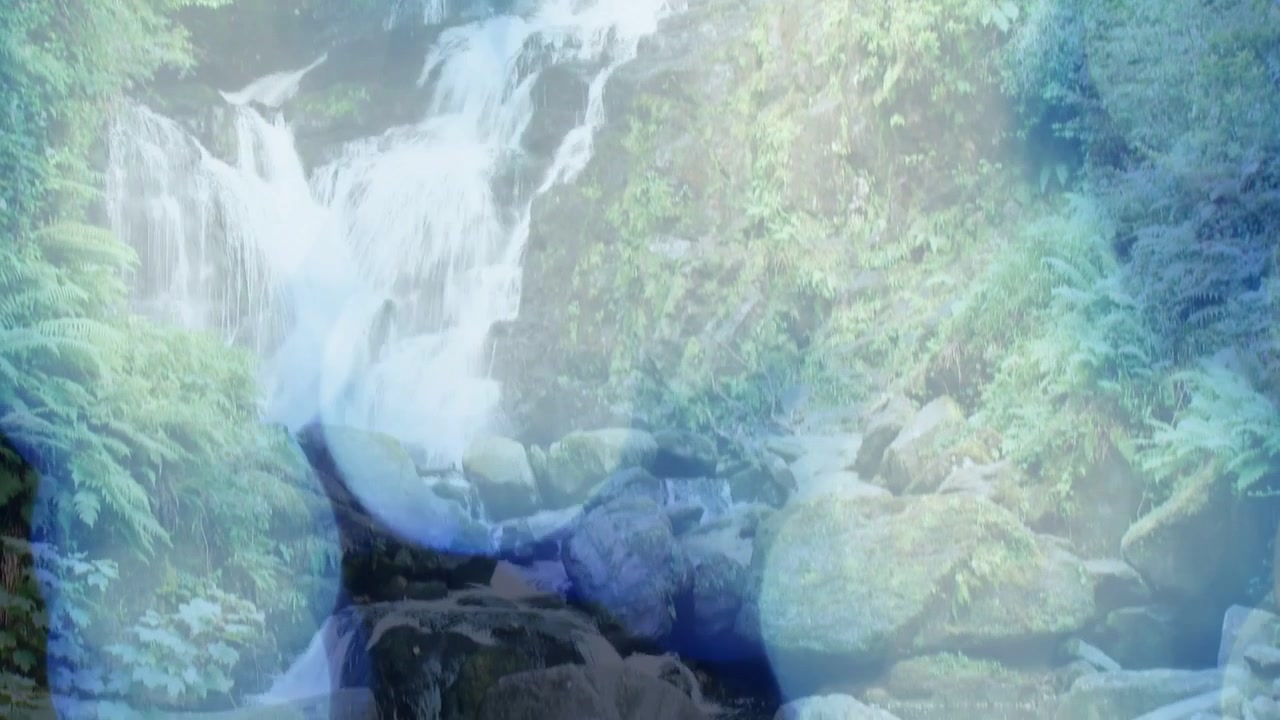 Cámara haciendo un paneo hacia abajo, revelando los niveles de una cascada mientras una superposición azul se desplaza por el encuadre.