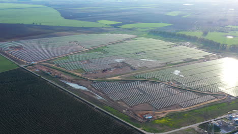 Planta-Solar-Gigante-España-Con-Campos-Verdes-Alrededor-De-Energía-Renovable-Aérea