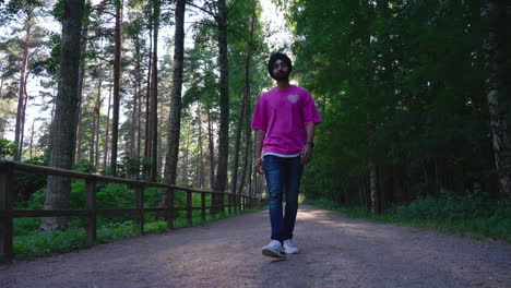 indio punjabi sikh hombre caminando en el bosque con sol brillante en el fondo