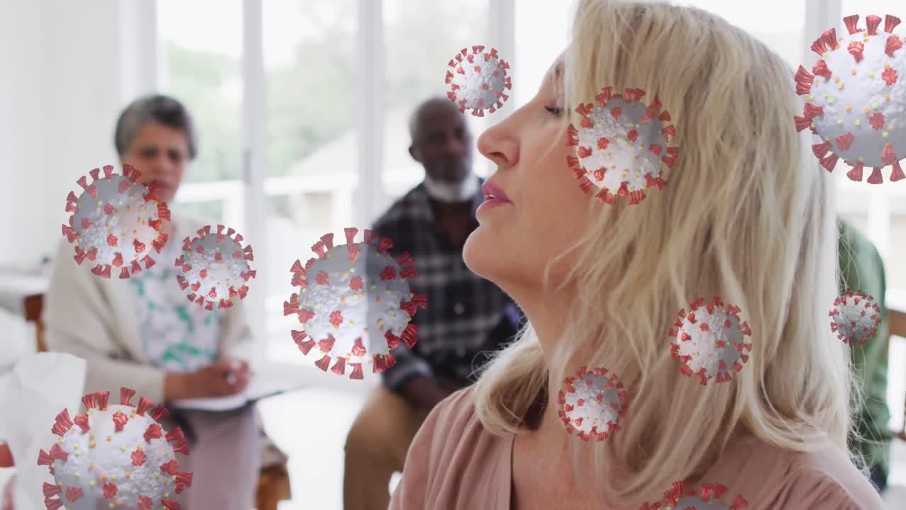 animación de células de covid 19 sobre una mujer caucásica estornudando