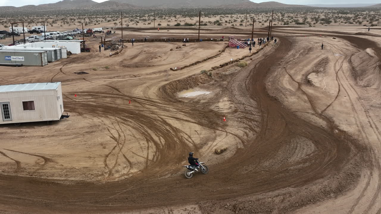carreras de motocicletas en una pista de carreras de tierra fuera de la carretera y haciendo saltos altos - sobrevuelo aéreo