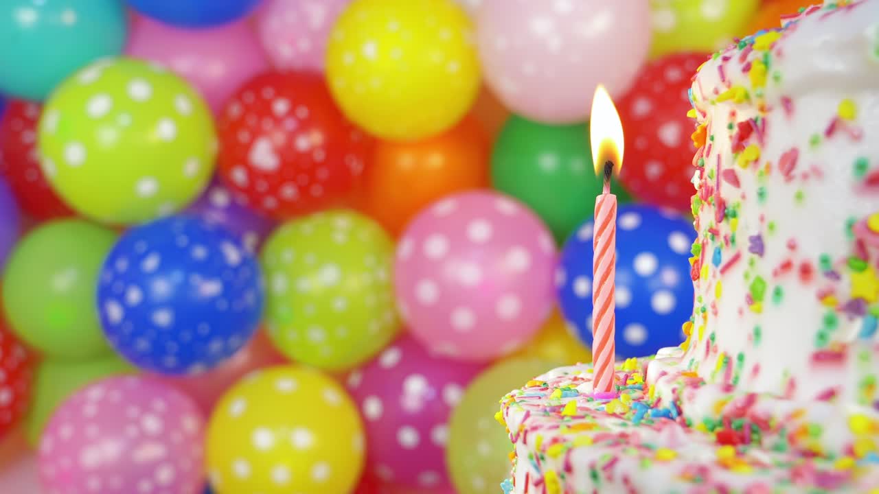 pastel de cumpleaños con vela encendida