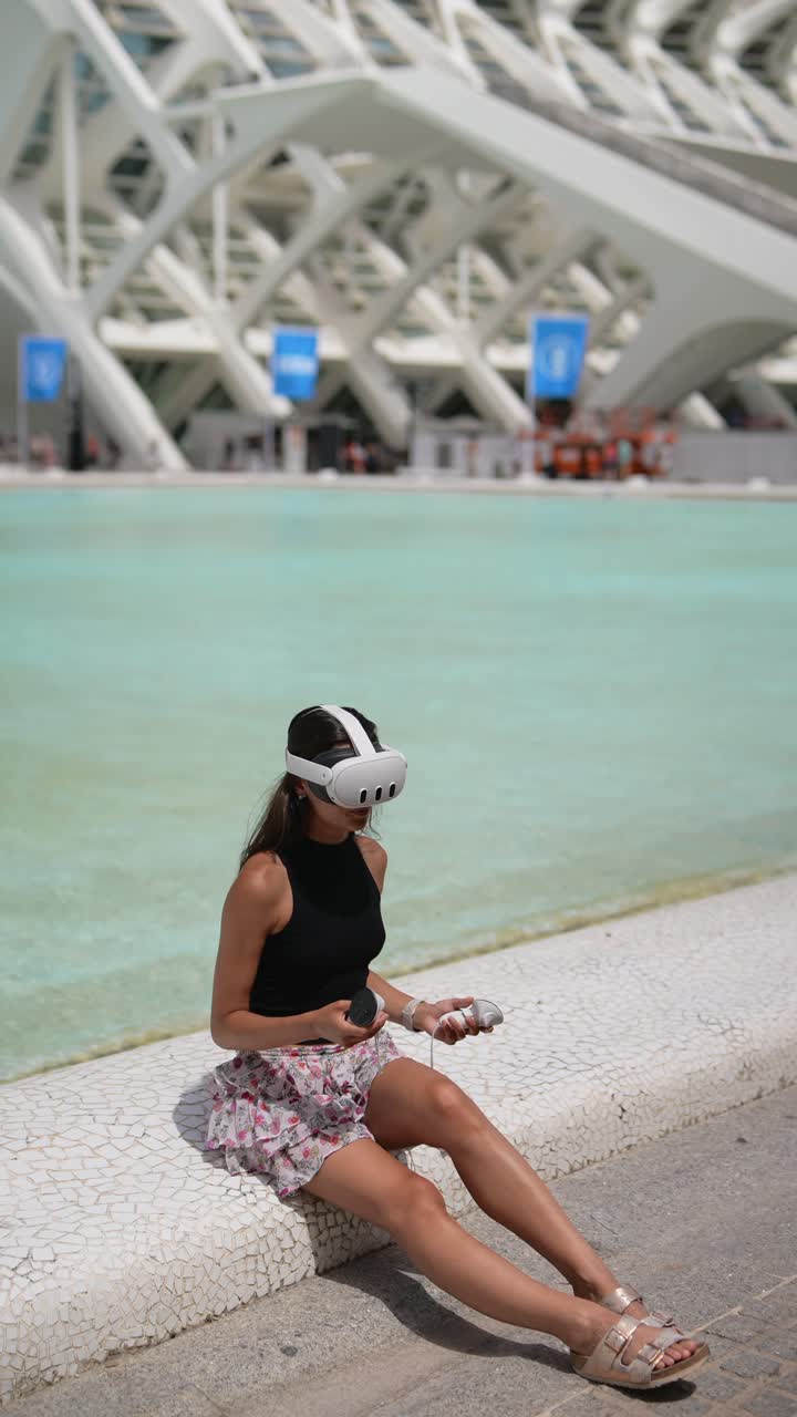 mujer experimentando realidad virtual en un parque de la ciudad