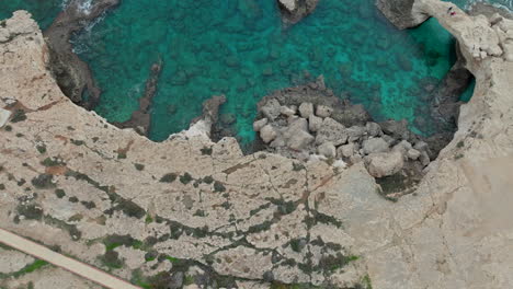 Puente-De-Los-Enamorados-En-Ayia-Napa,-Chipre,-Vista-Aérea-Hacia-Abajo.