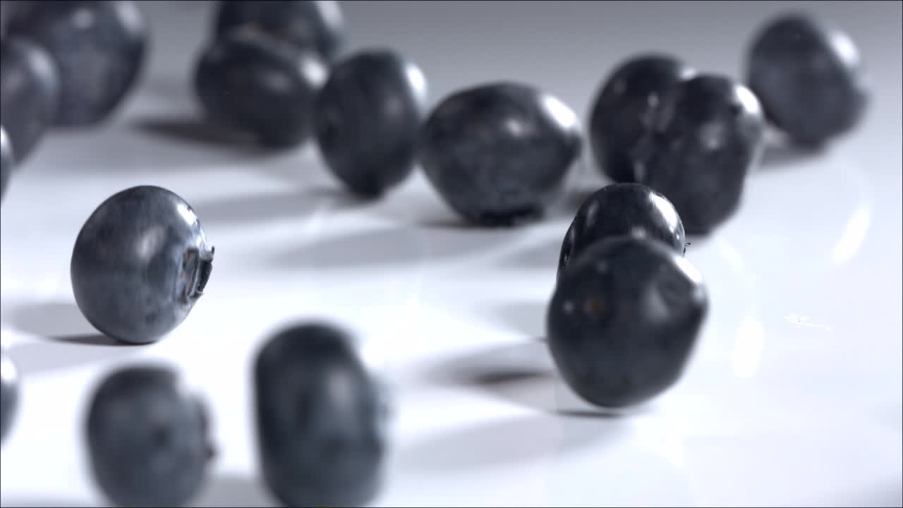 블루베리가  바탕에 굴러 내려오는 느린 동작