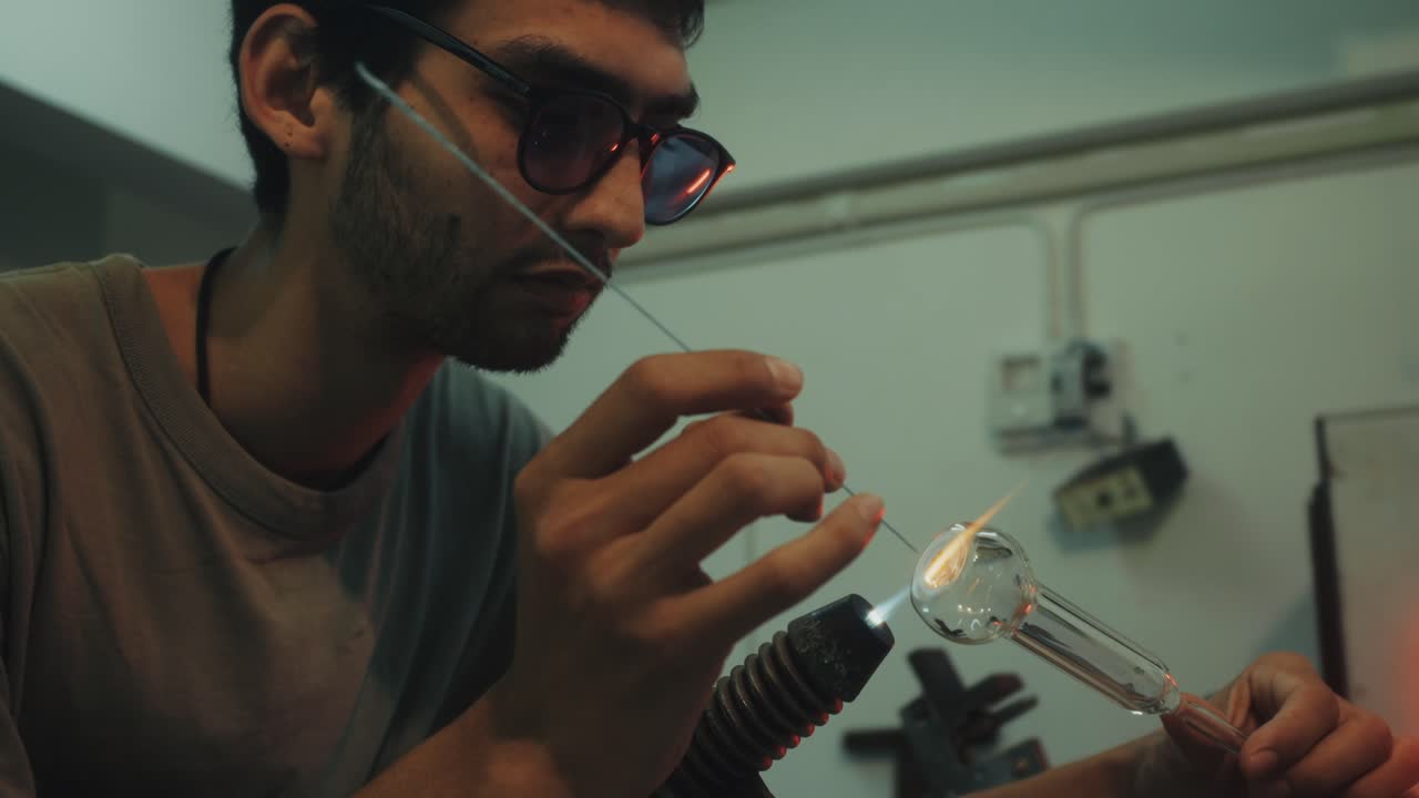 일 하는 유리 는 예술가