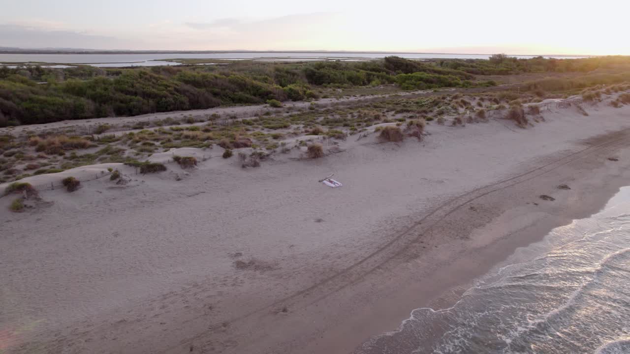 해수욕장 에서 수건 에 누워 있는 사람 의 공중 도 사진
