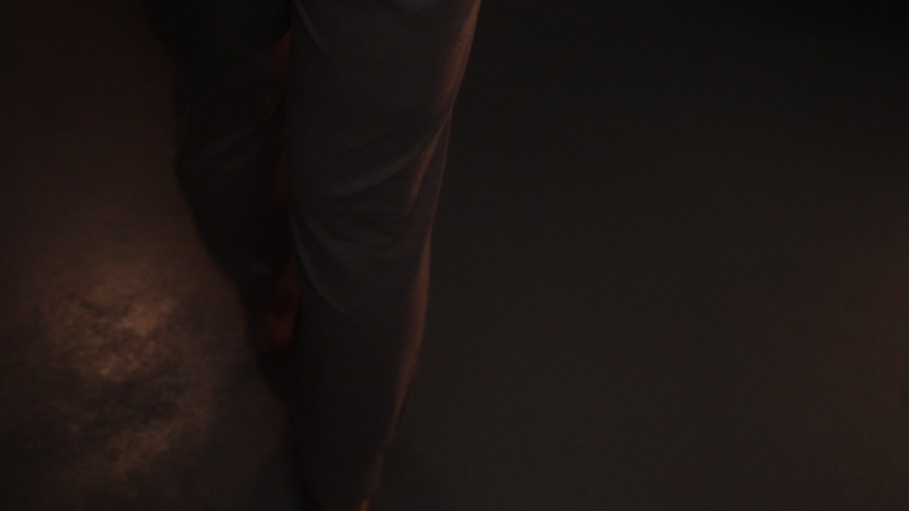 mujer insomne en su dormitorio