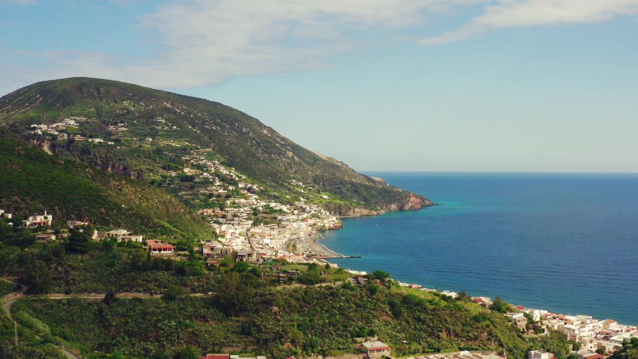 Panorama aéreo de uma cidade costeira - Lipari em um dia ensolarado, Ilhas Eólias, Sicília.