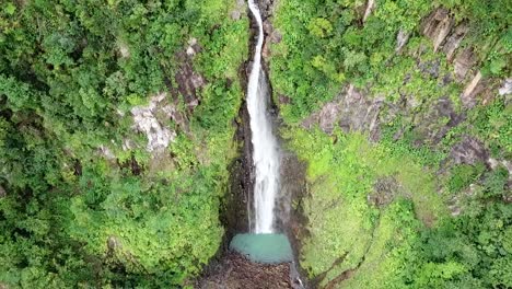 cascada filmada con un avión no tripulado, carbet cae guadeloupe