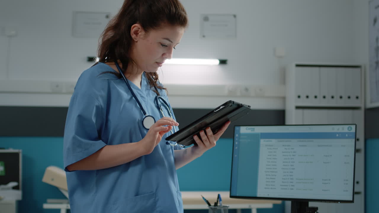 médico que usa la tableta en el hospital