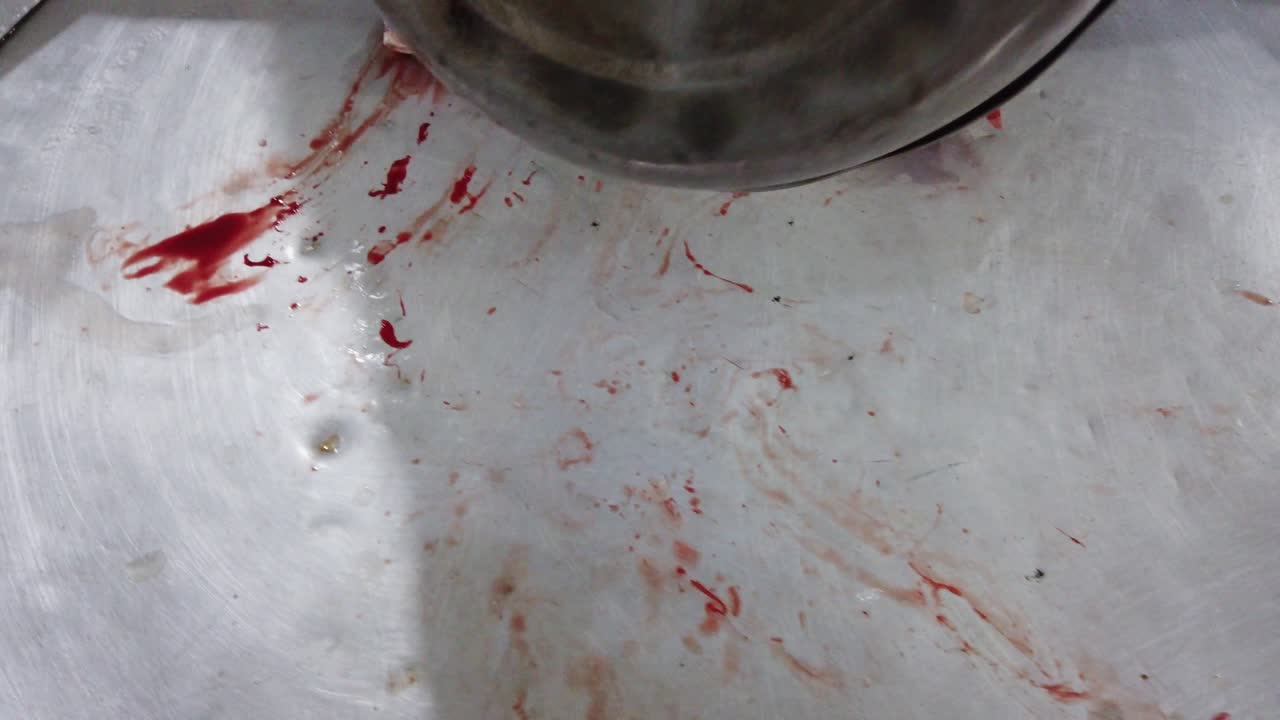 ranas desolladas y vivas en un mercado alimentario de vietnam