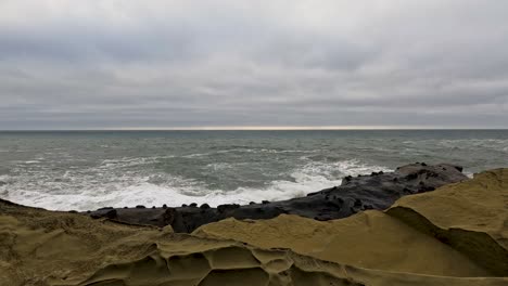 las olas chocan contra las rocas