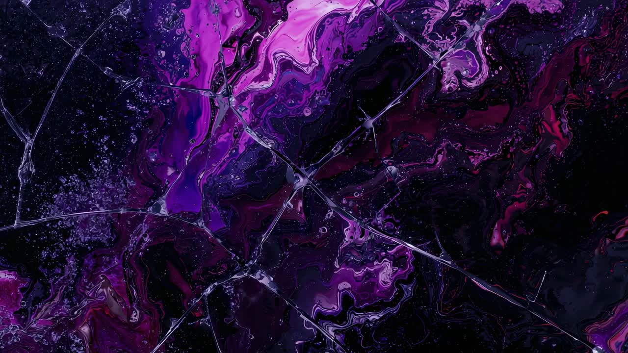 Menampilkan permukaan resin magenta ungu yang berkilauan setelah pergeseran cahaya di studio, dengan urat perak