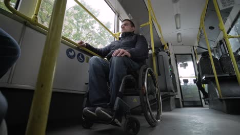 persona con discapacidad física dentro de un transporte público con una rampa accesible