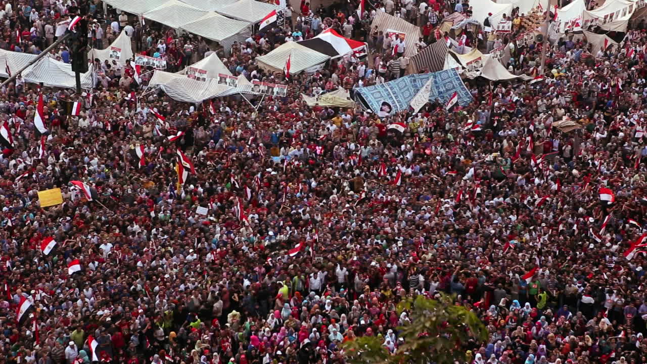 los manifestantes inundan la plaza tahrir en el cairo egipto