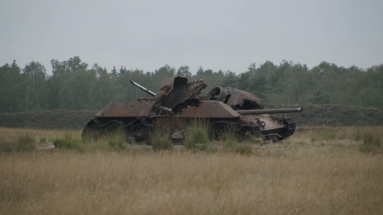 старые танки времен второй мировой войны на британском военном полигоне сенне в падерборне, германия